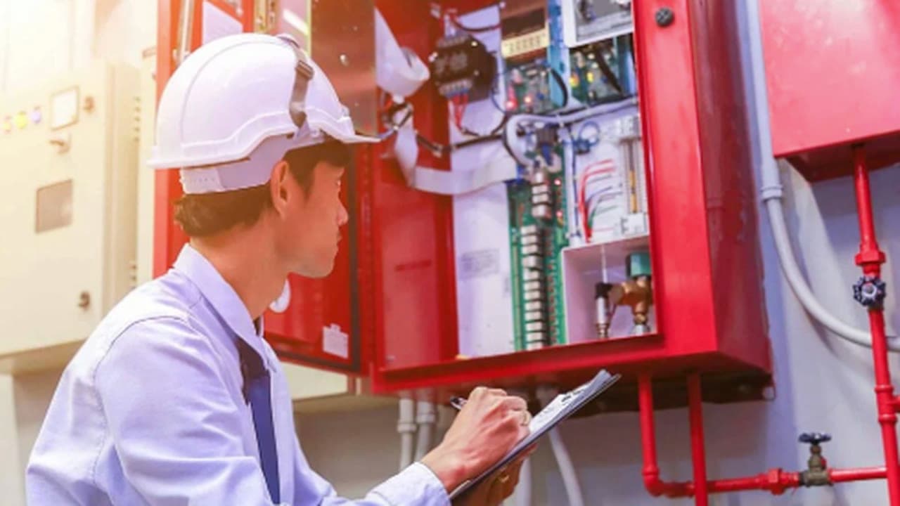 Becoming a fire protection technician in Australia: qualifications, licensing and the first two years